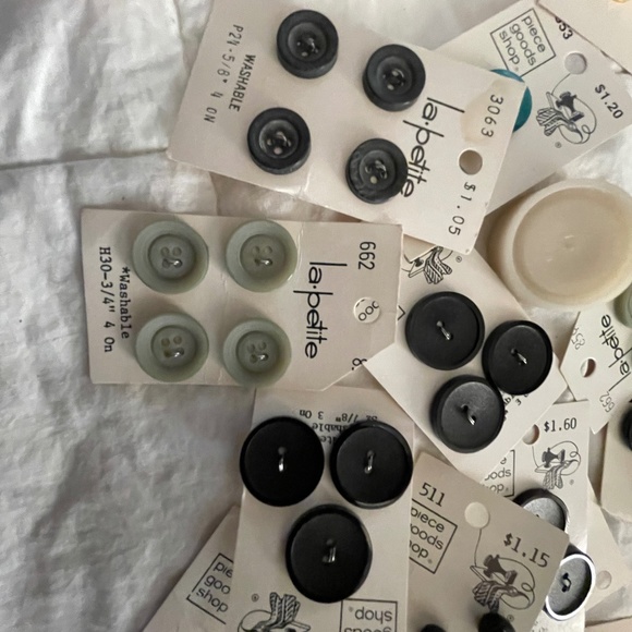 Buttons - Picture 6 of 7